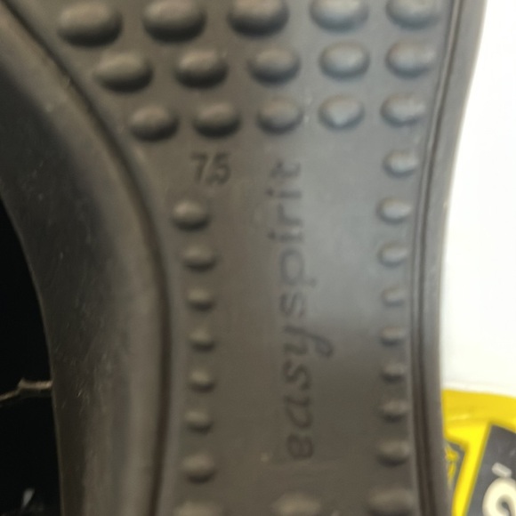 Easy spirit black raised heal with elastic closures  Size 7.5- like new - Picture 7 of 11